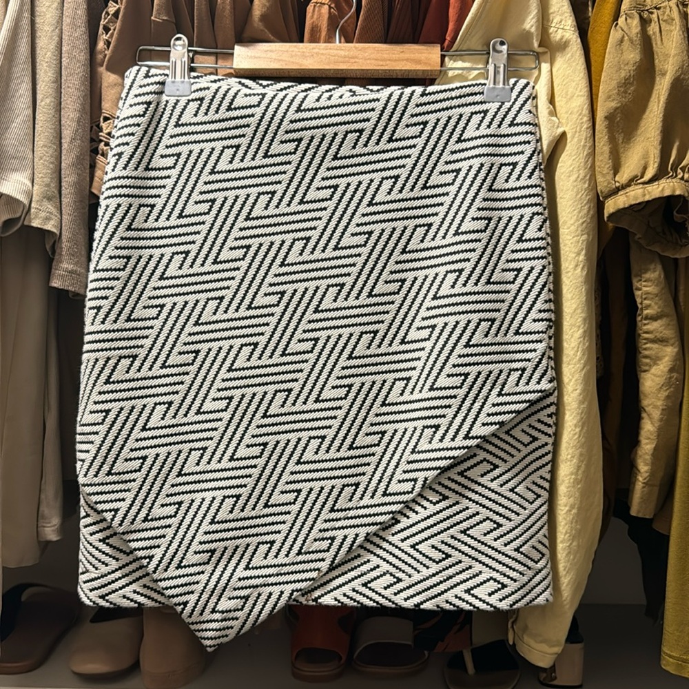 H&M White Black Aztec Print Mini Skirt Small NWOT